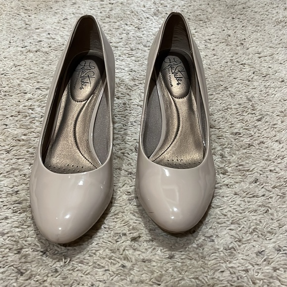 Lifestride soft system taupe heels, great for special occasions or work. Size 8 - Picture 2 of 4